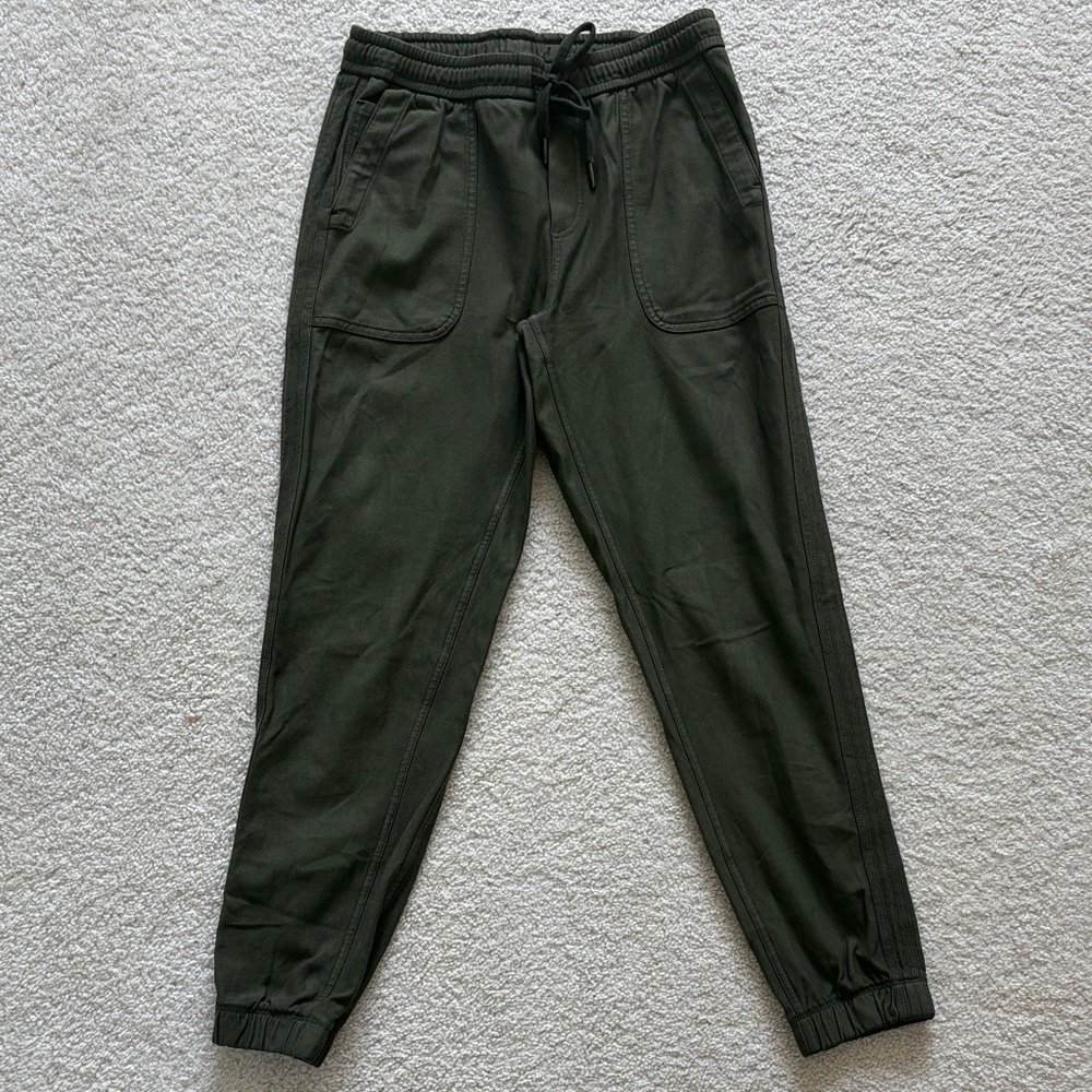 Athleta women’s linen jogger Pants in olive
